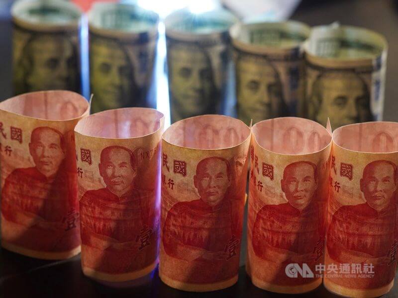 新台幣兌美元12日收盤收29.823元，重貶1.18角，台北及元太外匯市場總成交金額16.48億美元。（中央社檔案照片）