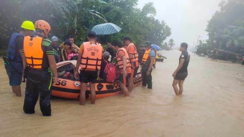 梅姬颱風近日侵襲菲律賓，救難人員12日協助民眾撤離。（圖取自facebook.com/coastguardph）