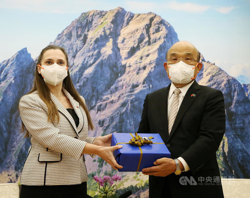 台瑞國會議員協會暨歐洲議會議員聯合訪團抵台訪問,台灣-瑞典國會議員協會(STPA)主席歐柏莉(Boriana Åberg)(左)等人13日到行政院拜會院長蘇貞昌(右),雙方會中互贈禮品。中央社記者郭日曉攝 111年4月13日