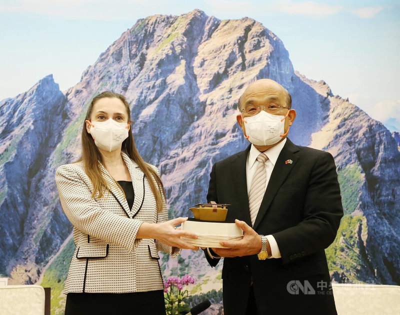 行政院長蘇貞昌(右)13日下午在行政院接見台灣–瑞典國會議員協會(STPA)主席歐柏莉(Boriana Åberg)(左)等一行,雙方會中互贈紀念禮品。中央社記者郭日曉攝 111年4月13日