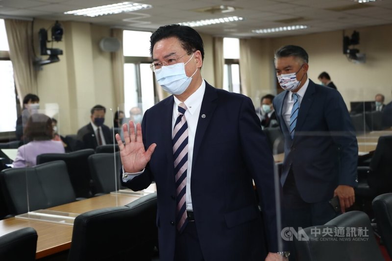 世界衛生大會(WHA)5月將在瑞士日內瓦舉行,外交部長吳釗燮(前)14日表示,目前尚未收到邀請函,外交部仍在持續努力中,沒有放棄。中央社記者王騰毅攝 111年4月14日