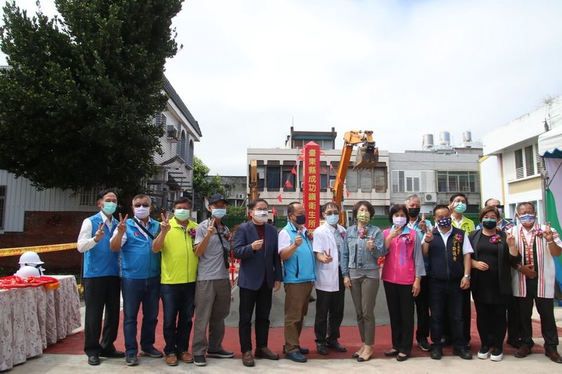 台東縣成功廟宇日前到宜蘭縣進香，同遊覽車31人有20人確診，包含台東縣議員許進榮（前右3）。台東縣長饒慶鈴（前右5）13日前往成功鎮主持新建衛生所動土，和許進榮同台，快篩陰性。（台東縣政府提供）中央社記者盧太城傳真 111年4月14日
