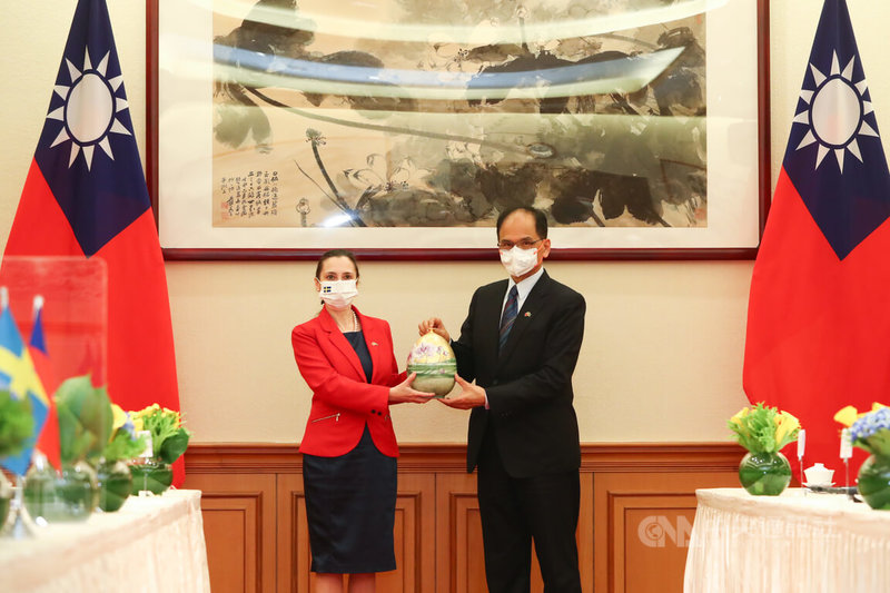 立法院長游錫堃(右)14日在立法院接見瑞典國會與歐洲議會訪團,並致贈禮品給「台灣-瑞典國會議員協會」主席歐柏莉(Boriana Åberg)(左)等人。中央社記者王騰毅攝 111年4月14日
