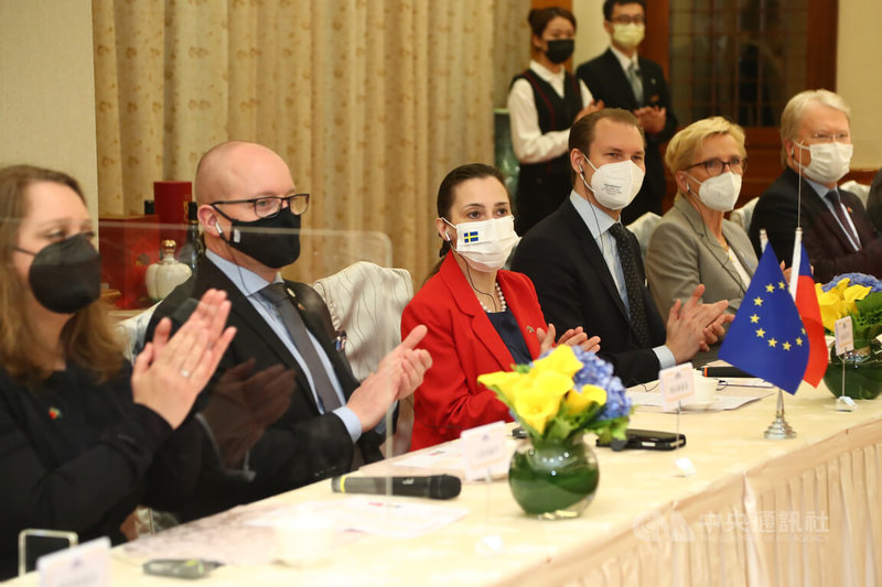 立法院長游錫堃14日在立法院接見瑞典國會與歐洲議會訪團,熱列歡迎「台灣–瑞典國會議員協會」主席歐柏莉(Boriana Åberg)(左3)率團訪台。中央社記者王騰毅攝 111年4月14日