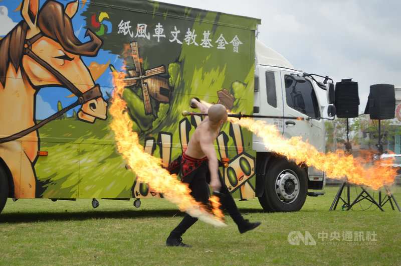 「紙風車台灣鄉村卡車藝術工程」22日晚間7時將在嘉義縣大林鎮魔幻公園旁空地舉辦2022春藝趣首場演出，14日在嘉義縣府前舉辦記者會，「即將成真火舞團」團長蔡宏毅帶來精彩表演。中央社記者蔡智明攝 111年4月14日