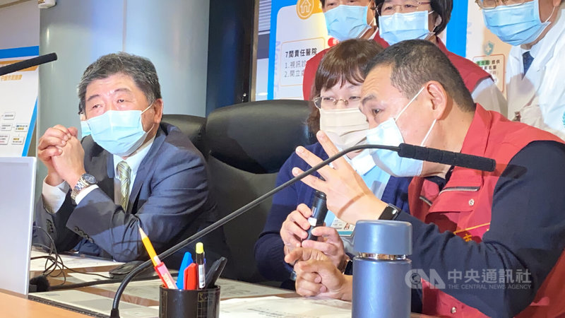 衛福部長陳時中(左)與新北市長侯友宜(右)14日透過視訊裝置,關懷正在居家照護的女姓確診者,關心她健康與生活上是否有需要協助處,也提醒定期填寫健康問卷。中央社記者黃旭昇新北攝 111年4月14日