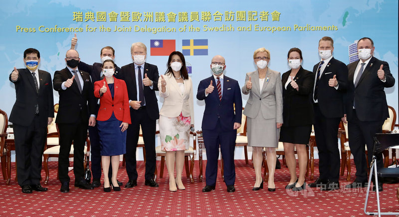 外交部14日下午在台北舉行瑞典國會暨歐洲議會議員聯合訪團記者會,外交部發言人歐江安(前左5)、歐洲司長陳立國(左)會中與台灣-瑞典國會議員協會主席歐柏莉(Boriana Åberg)(前左3)、瑞典籍歐洲議會議員魏莫斯(Charlie Weimers)(右5)等訪團成員開心比讚合影。中央社記者張皓安攝 111年4月14日
