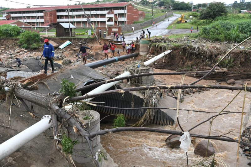 瑞士再保險公司2日表示，今年上半年自然災害造成的經濟損失總額估逾新台幣2兆。圖為南非4月降下豪雨，引發大規模洪患。（圖取自twitter.com/kzngov）