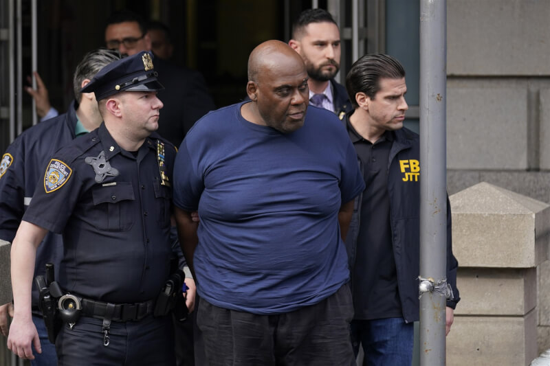 紐約市巡警13日在曼哈頓東村逮捕布魯克林地鐵槍擊案嫌犯詹姆斯（前中）。（美聯社）