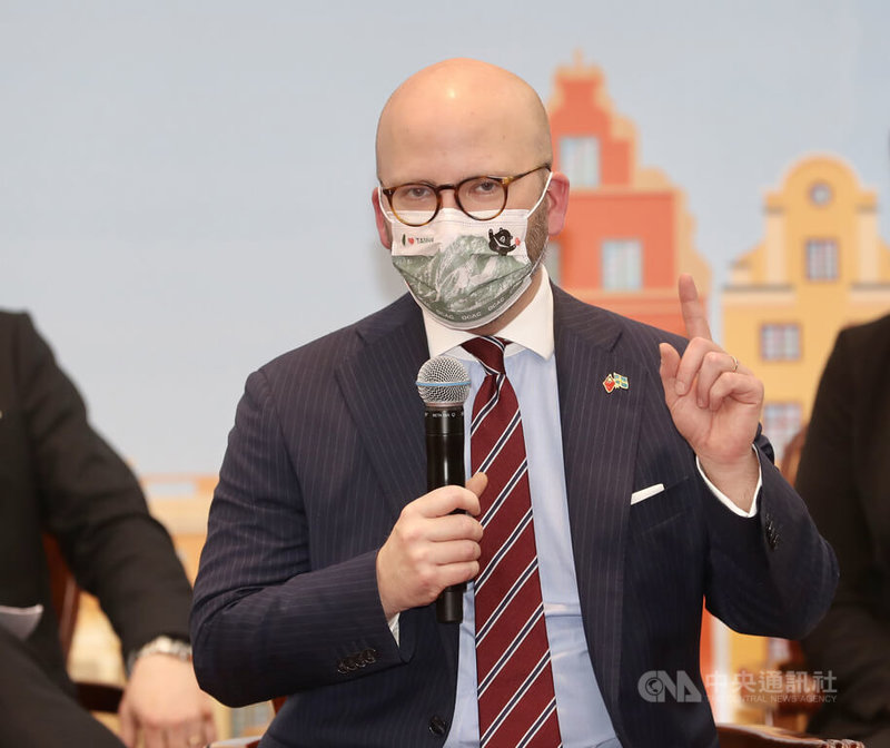 瑞典國會暨歐洲議會議員聯合訪團抵台參訪,外交部14日下午在台北舉行記者會,瑞典籍歐洲議會議員魏莫斯(Charlie Weimers)會中指出,從烏克蘭情勢來看,國防整備非常重要,歐洲必須加強跟美國合作,也呼籲台灣人民做好防止任何武力入侵的準備。中央社記者張皓安攝 111年4月14日