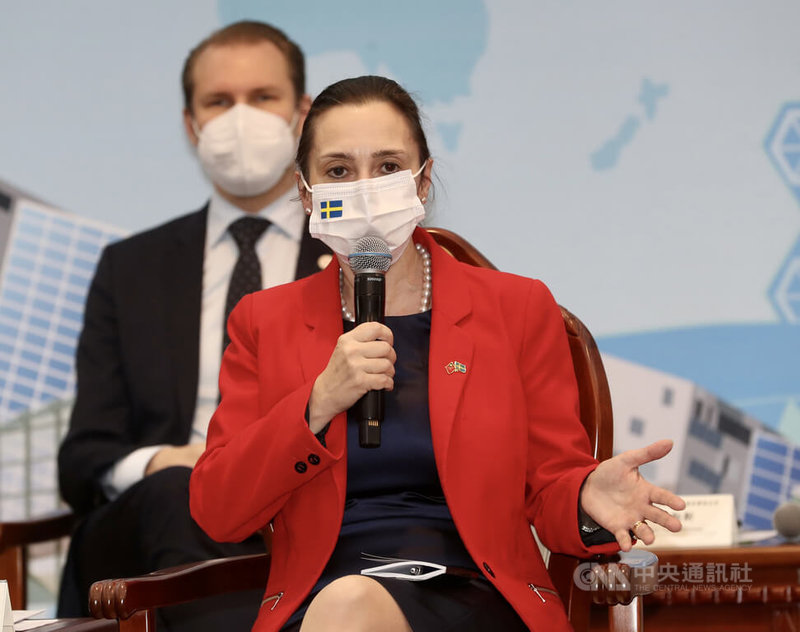 外交部14日下午在台北舉行「台灣–瑞典國會議員協會暨歐洲議會議員聯合訪團」記者會,台灣-瑞典國會議員協會主席歐柏莉(Boriana Åberg)(前)出席,分享此行訪台心得。中央社記者張皓安攝 111年4月14日