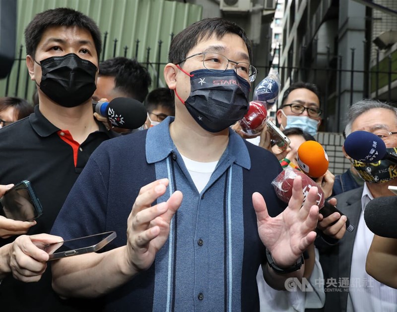 立榮航空14日舉行臨時董事會，會中推舉星宇航空董事長張國煒（前）接任立榮航空董事長。中央社記者張新偉攝 111年4月14日