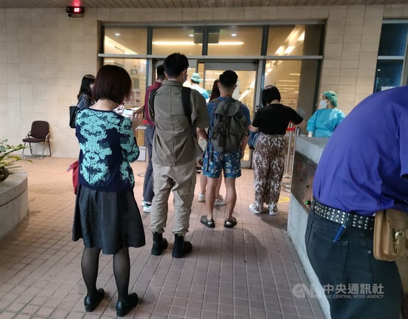 新北市衛生局14日表示，一名記者上午因有症狀PCR檢驗呈陽性，另一名接觸記者也快篩陽性，這名接觸者上午曾參與新北市府居家照護全面啟動記者會，衛生局與疾管單位討論後，已請記者會相關人員自主快篩。中央社記者黃旭昇新北市攝 111年4月14日
