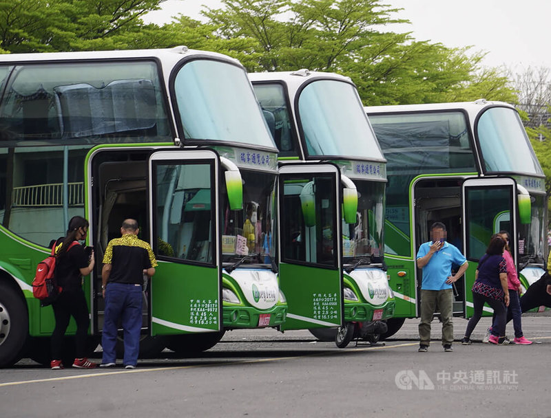 中央流行疫情指揮中心15日宣布強化第3劑COVID-19疫苗接種規定,如參與遶境、進香團、旅行社承攬旅行團、上健身房等,22日起皆需出示3劑接種證明。圖為民眾參與高雄大港橋旅行團,準備搭乘遊覽車。中央社記者董俊志攝 111年4月15日