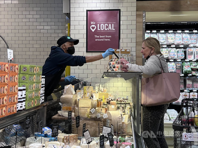 美國民間消費受物價漲勢壓抑，商務部14日公布，全美3月零售銷售月增0.5%，增幅不如2月上修後的0.8%。圖為紐約民眾在曼哈頓一間超市採買乳酪。中央社記者尹俊傑紐約攝 111年4月14日