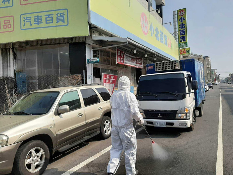屏東縣政府15日公布新增21例確診個案,衛生局表示,已針對確診者相關足跡小北百貨內埔店等陸續進行清消作業。(屏東縣政府提供)中央社記者李卉婷傳真 111年4月15日