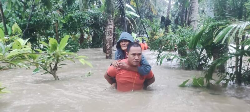 熱帶風暴梅姬襲擊菲律賓，造成至少148人罹難。圖為救難人員協助居民撤離家園。（圖取自facebook.com/coastguardph）