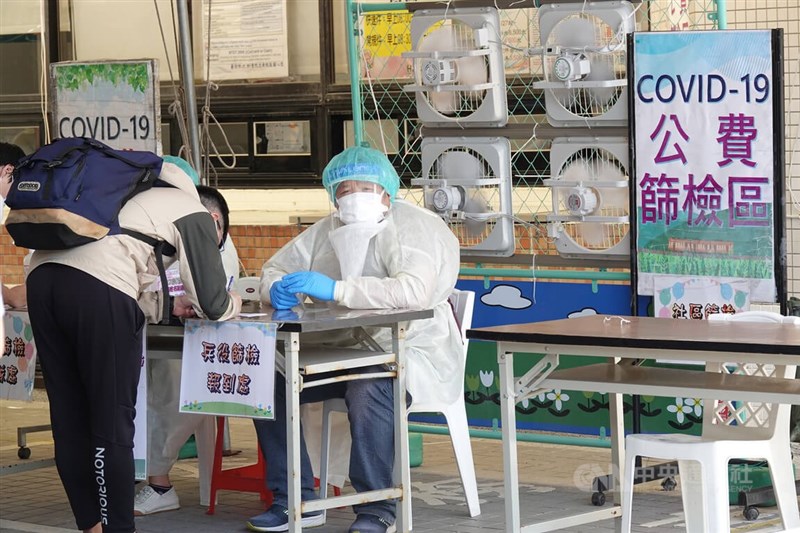 台北市副市長黃珊珊表示,北市的快篩劑發送原則,熱區選定中山、北投區,高風險對象為7大行業與學校。圖為台北市立聯合醫院忠孝院區採檢站。(中央社檔案照片)