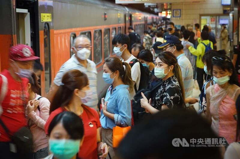 交通部長王國材15日上午與台灣鐵路工會溝通台鐵改革,雙方不歡而散;工會表示,上萬員工將響應5月1日不加班。圖為台鐵乘車人潮。(中央社檔案照片)