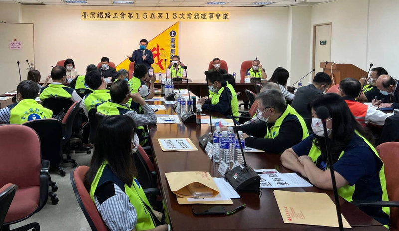 交通部長王國材(後左3)15日與台灣鐵路工會溝通台鐵公司化,工會要求撤回審議中的相關草案,王國材表示,台鐵改革列車繼續開,不會撤回。會議不到1小時就不歡而散。(台鐵提供)中央社記者汪淑芬傳真 111年4月15日