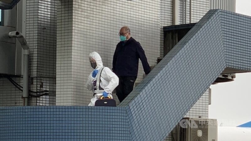 李明哲15日抵達台灣,並以專案方式COVID-19落地採檢。中央社記者葉臻攝 111年4月15日