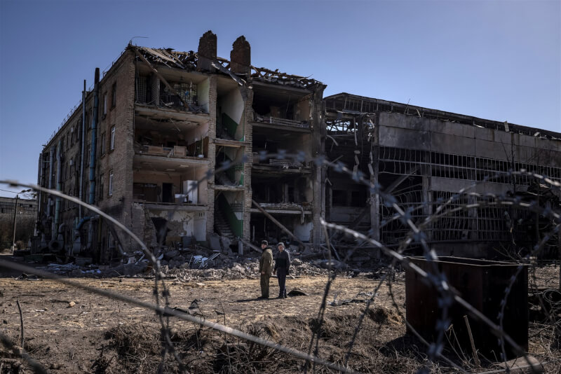 烏克蘭首都基輔郊區一座兵工廠14日深夜遭到俄羅斯空襲,有一個作業單位和一棟行政大樓受到重創。(法新社)
