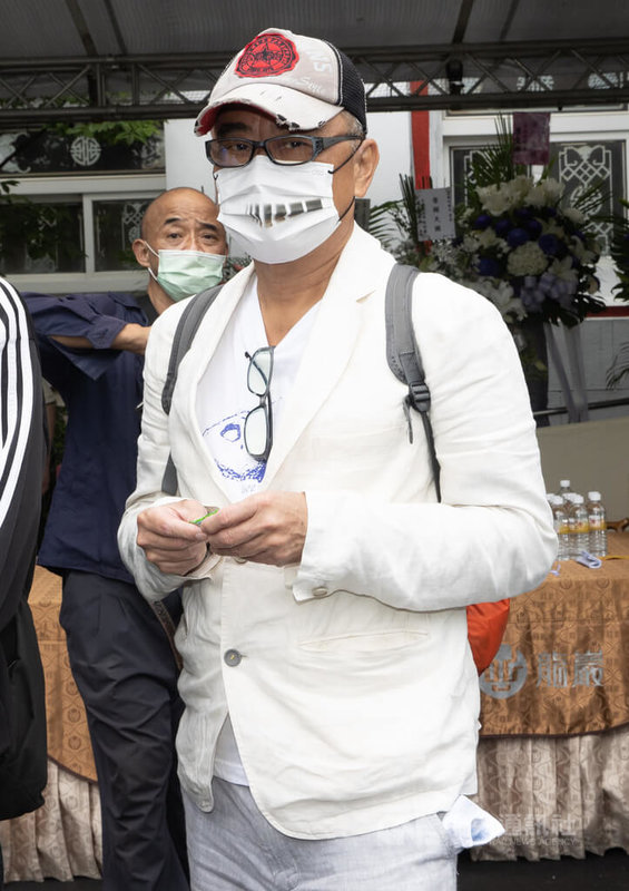 台灣「國寶歌王」文夏日前因器官衰竭於睡夢中辭世,安息禮拜15日在台北市第一殯儀館舉行,藝人陳昇(前)到場追思。中央社記者謝佳璋攝 111年4月15日