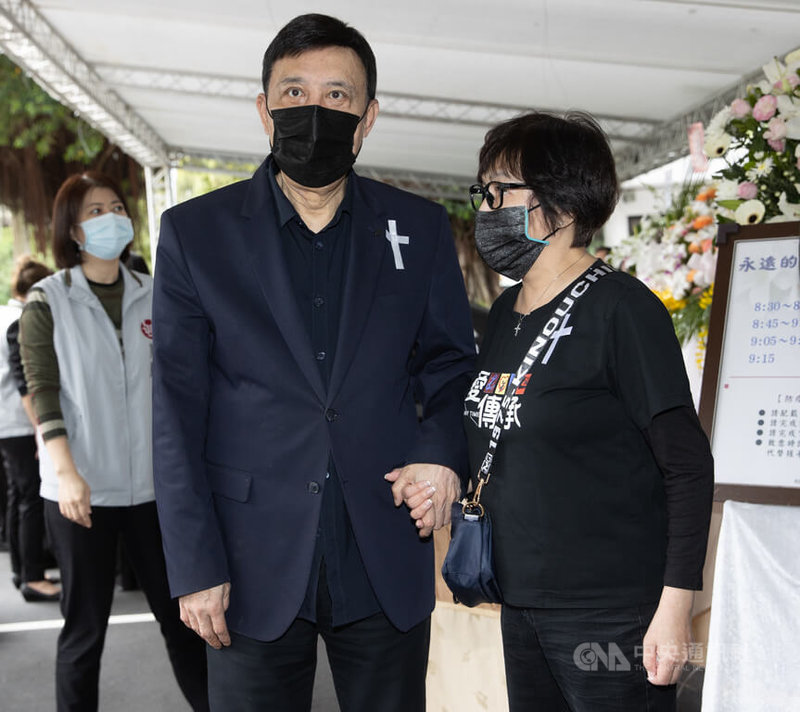 台灣「國寶歌王」文夏日前因器官衰竭辭世,安息禮拜15日在台北市第一殯儀館舉行,民進黨立委余天(前左)到場追思,送歌王最後一程。中央社記者謝佳璋攝 111年4月15日