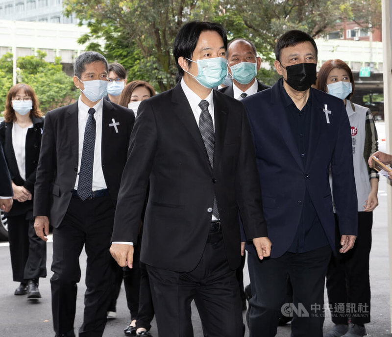 台灣「國寶歌王」文夏日前辭世,享耆壽94歲;安息禮拜15日在台北市第一殯儀館舉行,副總統賴清德(前中)、文化部長李永得(前左)、民進黨立委余天(前右)等人到場追思。中央社記者謝佳璋攝 111年4月15日