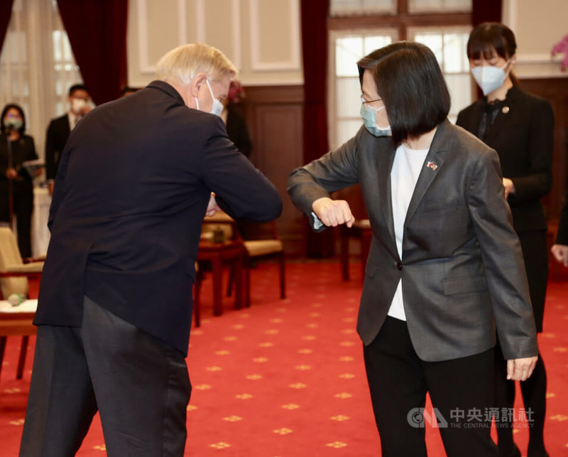 總統蔡英文(前右)15日在總統府接見「美國聯邦參議員葛瑞姆率領重量級聯邦參眾議員訪團」,與美國聯邦參議院預算委員會共和黨首席議員葛瑞姆(Lindsey Graham)(前左)碰肘致意。中央社記者張皓安攝 111年4月15日