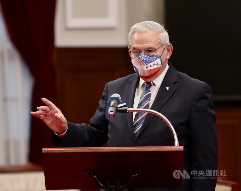 總統蔡英文15日在總統府接見美國聯邦參議員葛瑞姆率領重量級聯邦參眾議員訪團,美國聯邦參議院外交委員會主席梅南德茲(Robert Menendez)(圖)致詞表示,此行要展現美國對台灣的支持,而中國在行前曾對訪團發函表示不滿,但他們沒有退縮,堅定訪台表達對台灣的承諾。中央社記者張皓安攝 111年4月15日