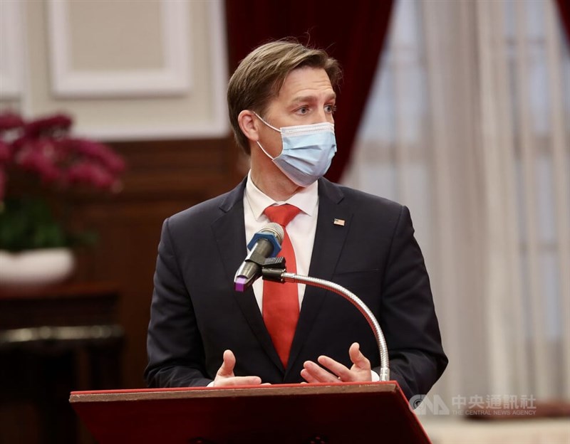 總統蔡英文15日在總統府接見「美國聯邦參議員葛瑞姆率領重量級聯邦參眾議員訪團」,聯邦參議員賽斯(Ben Sasse)(圖)致詞。中央社記者張皓安攝 111年4月15日