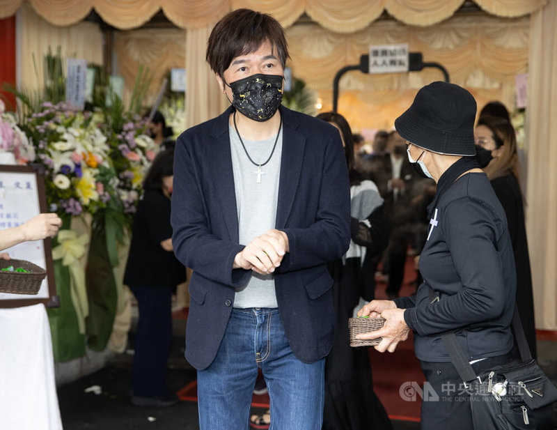台灣「國寶歌王」文夏日前因器官衰竭於睡夢中辭世,安息禮拜15日在台北市第一殯儀館舉行,藝人洪榮宏(前)到場追思。中央社記者謝佳璋攝 111年4月15日