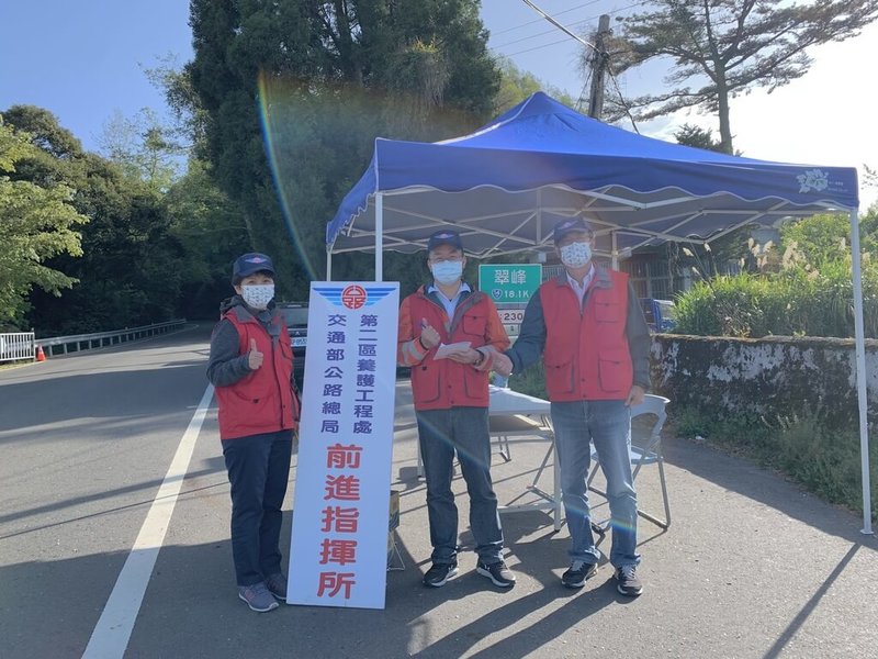 合歡山杜鵑花季假日高乘載等管制措施16日起實施,分別於台14甲線18公里處南投翠峰及41公里處花蓮大禹嶺設管制站,交通部公路總局第二區養護工程處更在翠峰設立前進指揮所(圖)。(公路總局提供)中央社記者蕭博陽南投縣傳真 111年4月16日