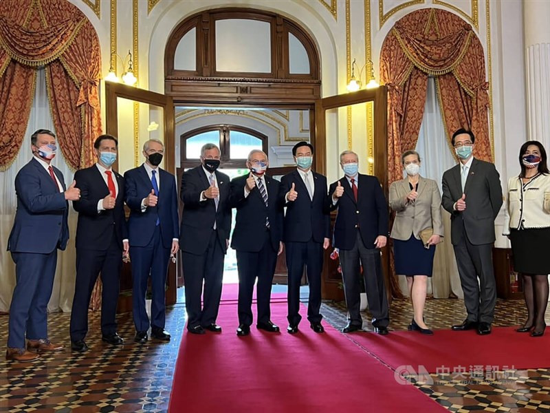 美國參議員葛瑞姆(右4)、民主黨籍的參院外交委員會主席梅南德茲(左5)與共和黨參議員波爾(Richard Burr)、波特曼(Robert Portman)、賽斯(Ben Sasse)、共和黨眾議員傑克森(Ronny Jackson)訪問台灣並舉行媒體見面會。中央社記者黃雅詩攝 111年4月15日