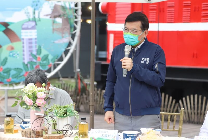 中央流行疫情指揮中心宣布,自22日起凡參與不特定對象組成的旅遊團,旅客須出示3劑COVID-19疫苗接種證明。交通部長王國材(圖)16日在嘉義縣座談時指出,會協助旅行團、旅客拿回更多預繳團費。(嘉義縣政府提供)中央社記者蔡智明傳真 111年4月16日