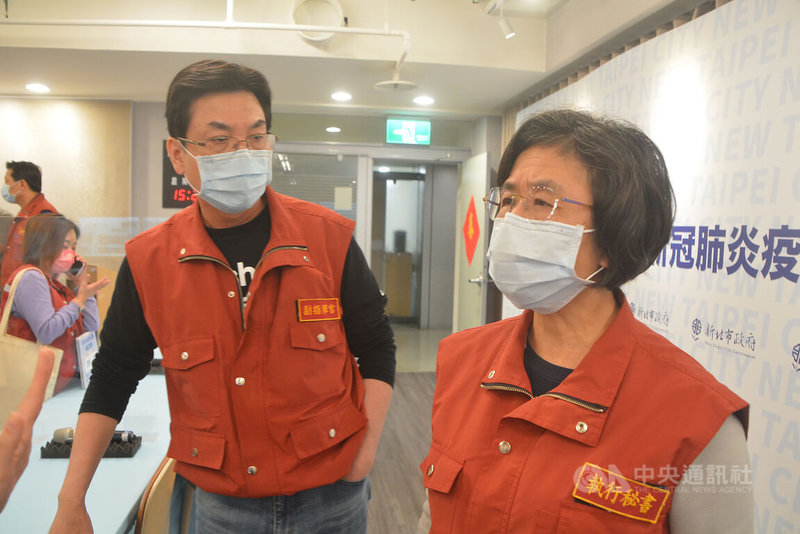 新北市副市長劉和然（右2）、衛生局長陳潤秋（右）16日表示，無論確診者或居家照護者，只要有疾病需要緊急送醫者，撥打消防局119報案系統最迅速，但也請民眾體諒相關準備流程需一定時間。中央社記者黃旭昇新北市攝 111年4月16日