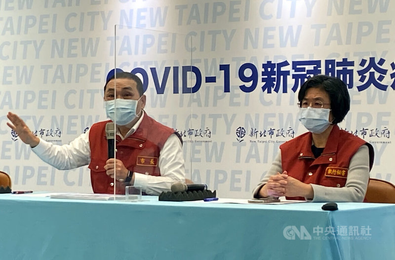 新北市衛生局長陳潤秋（右）16日指出，新北日前向中央申請20萬劑快篩試劑尚未到貨，也已向廠商下單採購6萬劑，但也延遲尚未到貨，快篩試劑僅餘9800劑，面臨用罄壓力，會盡速催請廠商交貨。左為新北市長侯友宜。中央社記者黃旭昇新北市攝  111年4月16日