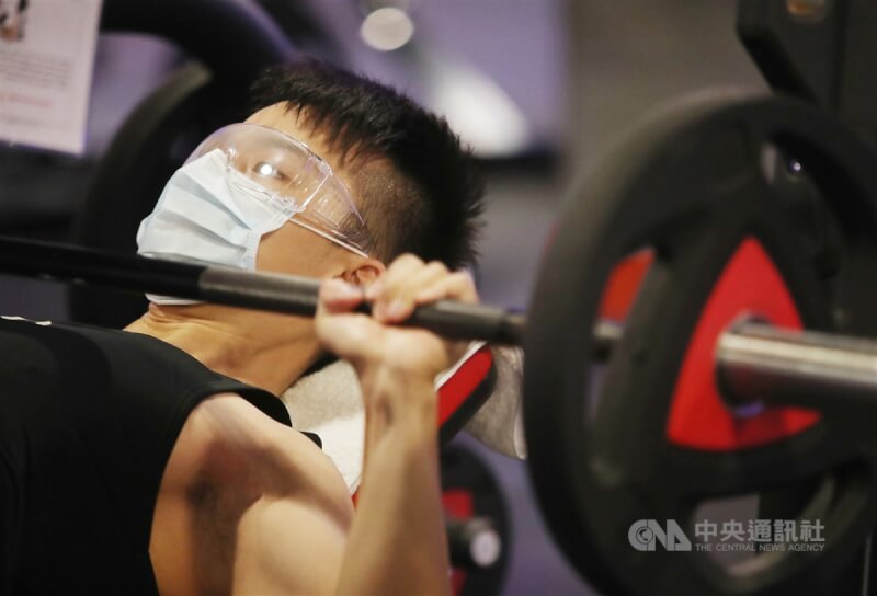 指揮官陳時中16日說,參加旅行團、健身房時間都相對較長,希望在不影響民眾生活下鼓勵接種疫苗。圖為民眾在台北一間健身房運動。(中央社檔案照片)