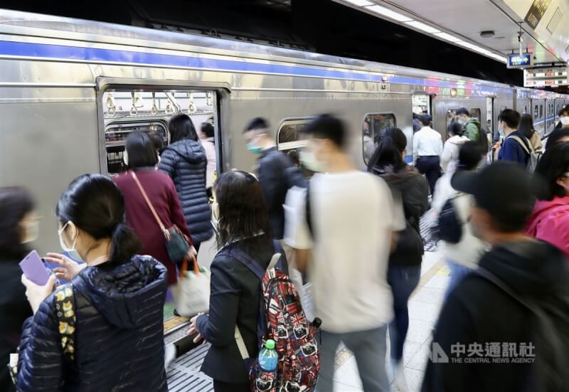 台灣鐵路工會發起5月1日勞動節集體以不加班方式合法休假,台鐵仍全力溝通。圖為台北車站月台15日午後乘車人潮。(中央社檔案照片)