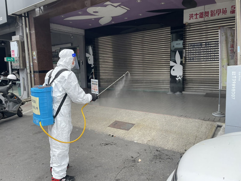 屏東縣政府17日公布14例COVID-19(2019冠狀病毒疾病)確診個案,縣府也針對相關足跡陸續進行清消作業。(屏東縣政府提供)中央社記者李卉婷傳真 111年4月17日