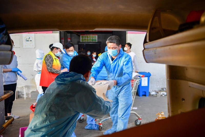 外媒報導中國官方將4月20日設定為上海疫情轉捩點，當天要「社會面清零」，更讓部分企業復工復產。圖為9日上海大潤發超市南匯店員工裝載物資。（中新社提供）中央社 111年4月14日