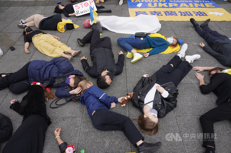 烏克蘭遭俄羅斯入侵,甚至有平民遭殺害,為了表達抗議並訴諸國際,近百名包括在台烏克蘭籍的民眾,17日躺在自由廣場前「假死抗議」。中央社記者徐肇昌攝 111年4月17日