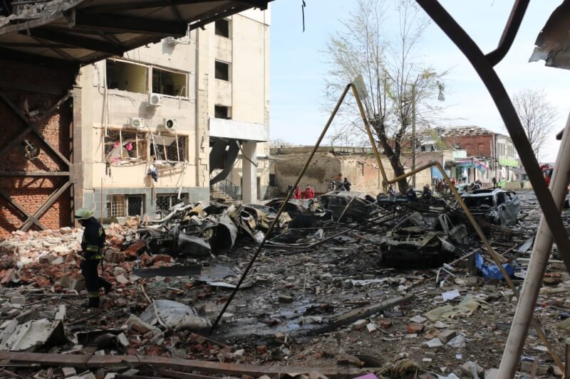 烏克蘭第2大城哈爾科夫市17日遭遇俄羅斯軍方一系列空襲，造成至少5死13傷。（圖取自facebook.com/mvs.gov.ua）