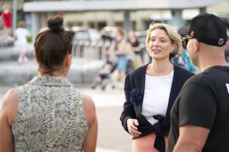 澳洲自由黨候選人戴維斯(右2)。(圖取自facebook.com/KatherineDeves4Warringah)