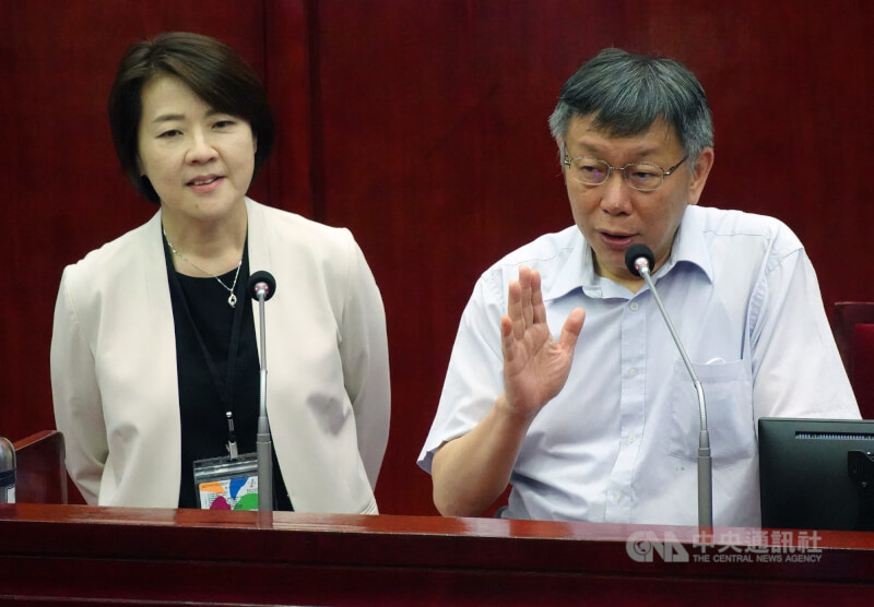 台北市長柯文哲(右)、副市長黃珊珊(左)17日接獲通知曾與確診者近距離接觸,採檢後返家自主隔離。(中央社檔案照片)