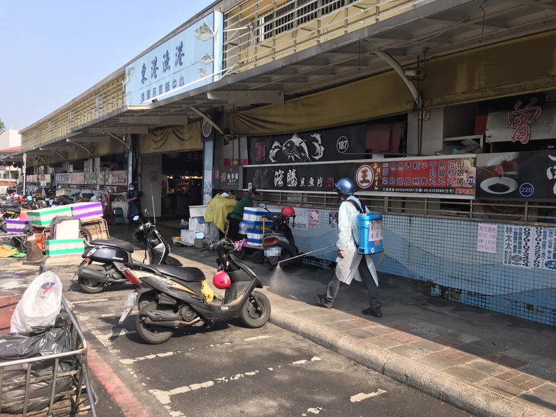 屏東縣18日有21例COVID-19本土確診，其中以東港某家族8例確診最多。縣府已針對確診者相關活動足跡進行清消。（屏東縣政府提供）中央社記者李卉婷傳真  111年4月18日
