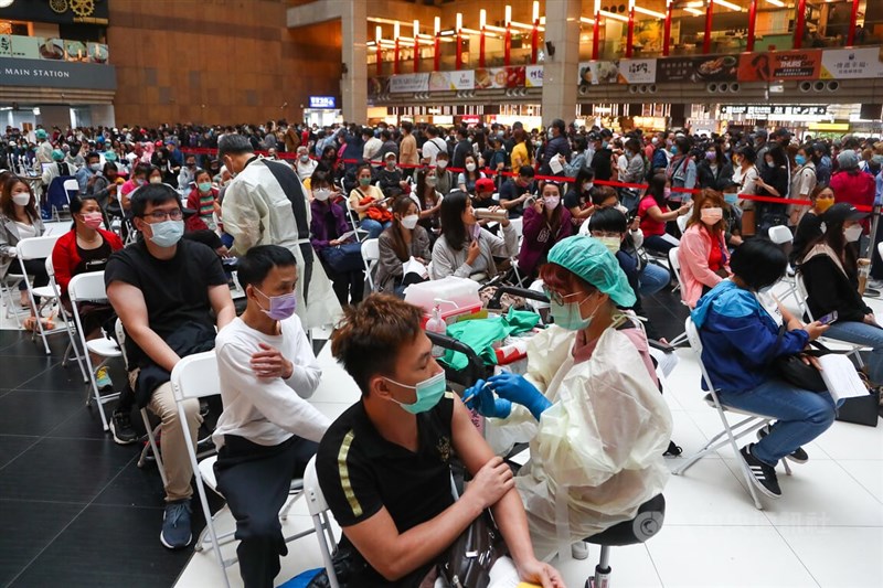 國內COVID-19疫情持續升溫，台北車站疫苗接種站16日午後湧入大批人潮。（中央社檔案照片）
