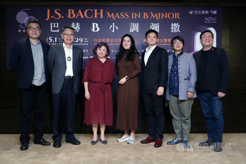 台北愛樂合唱團成立50週年,將與國立台灣交響樂團合作演出巴赫「B小調彌撒」,18日在國家戲劇院舉行記者會,台北愛樂文教基金會執行長丁達明(左起)、國台交團長劉玄詠、女高音林慈音、女低音翁若珮、男低音葉展毓、合唱指導謝斯韻、古育仲出席。中央社記者裴禛攝 111年4月18日