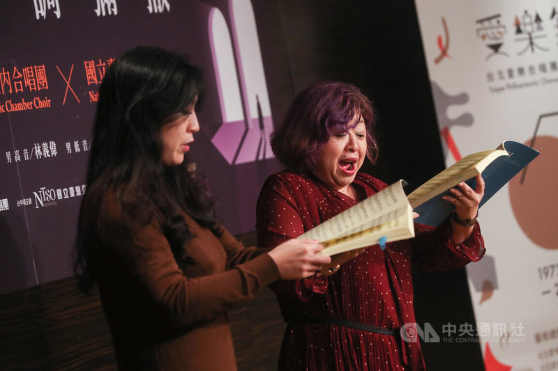 台北愛樂室內合唱團邁入50週年,與國立台灣交響樂團合作演出巴赫「B小調彌撒」,18日在國家戲劇院舉行記者會,女高音林慈音(右)、女低音翁若珮(左)現場演唱經典曲目宣傳。中央社記者裴禛攝 111年4月18日